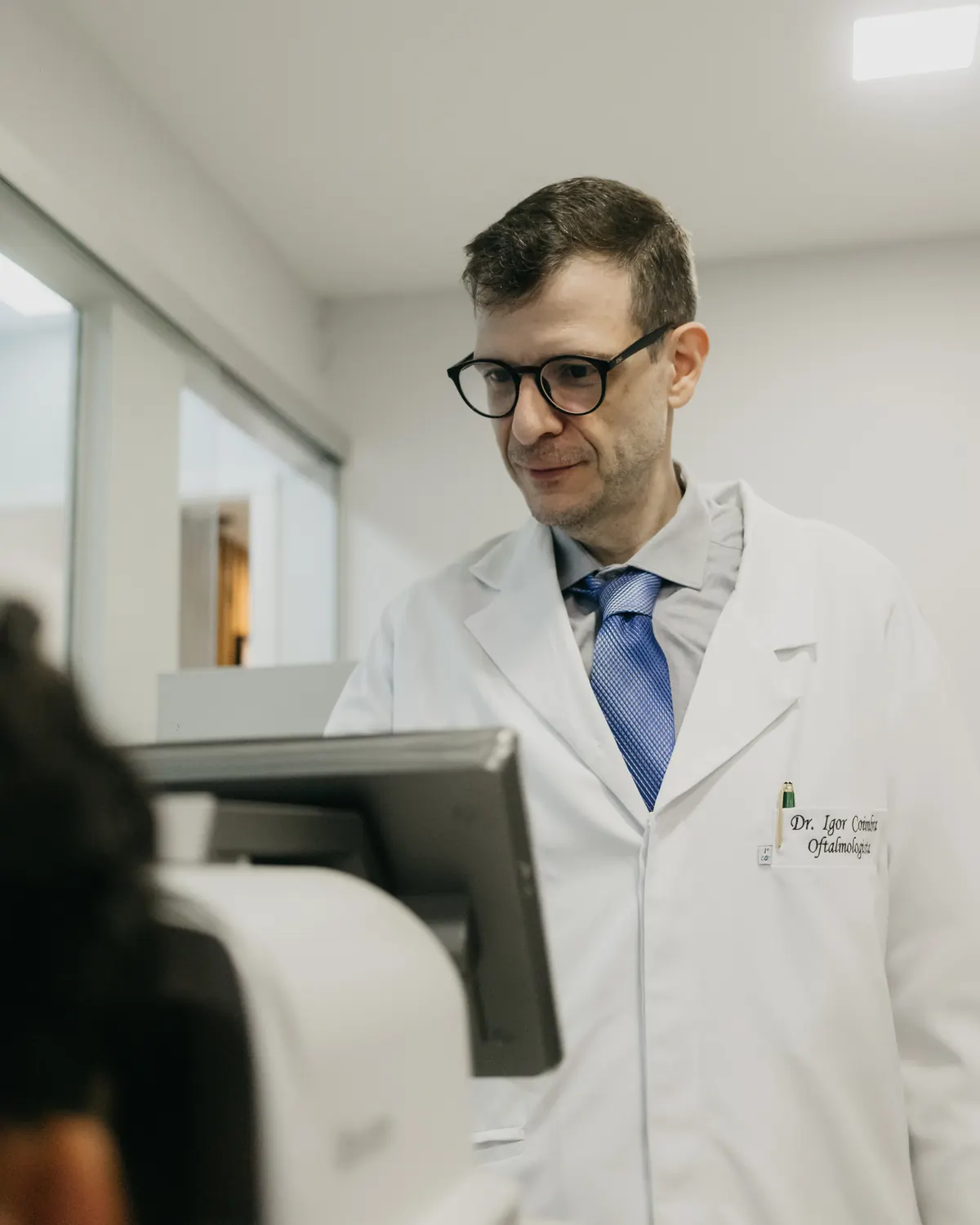 Dr. Igor Coimbra Teixeira acompanhando um exame no equipamento da clínica